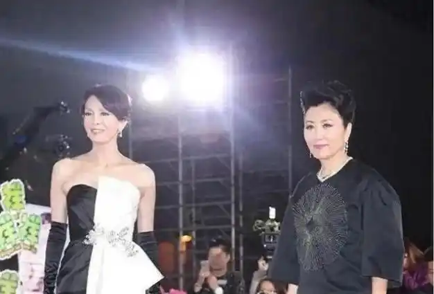 75岁汪明荃遇见65岁郑裕玲终于见识到僵硬脸与自然脸差距有多大