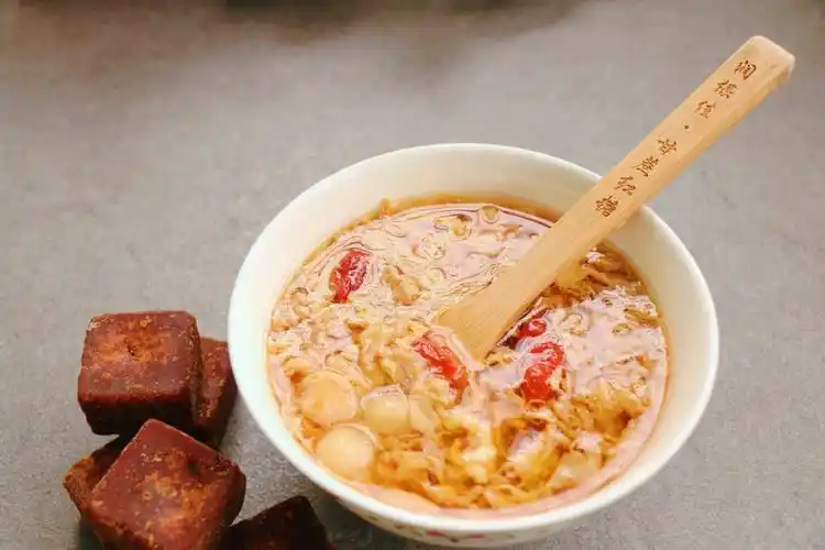 用红糖做的醪糟汤圆泛着甘蔗的甜香