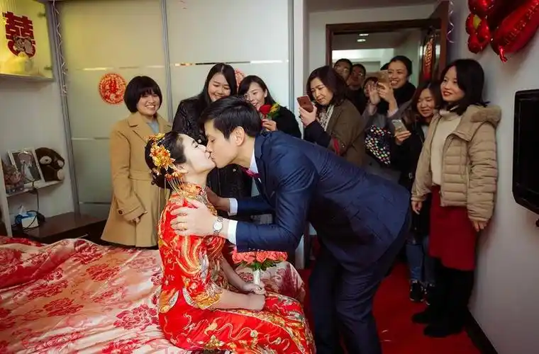 接亲时,碰到要红包的,临时加彩礼钱的该怎么办?-剧情奥秘