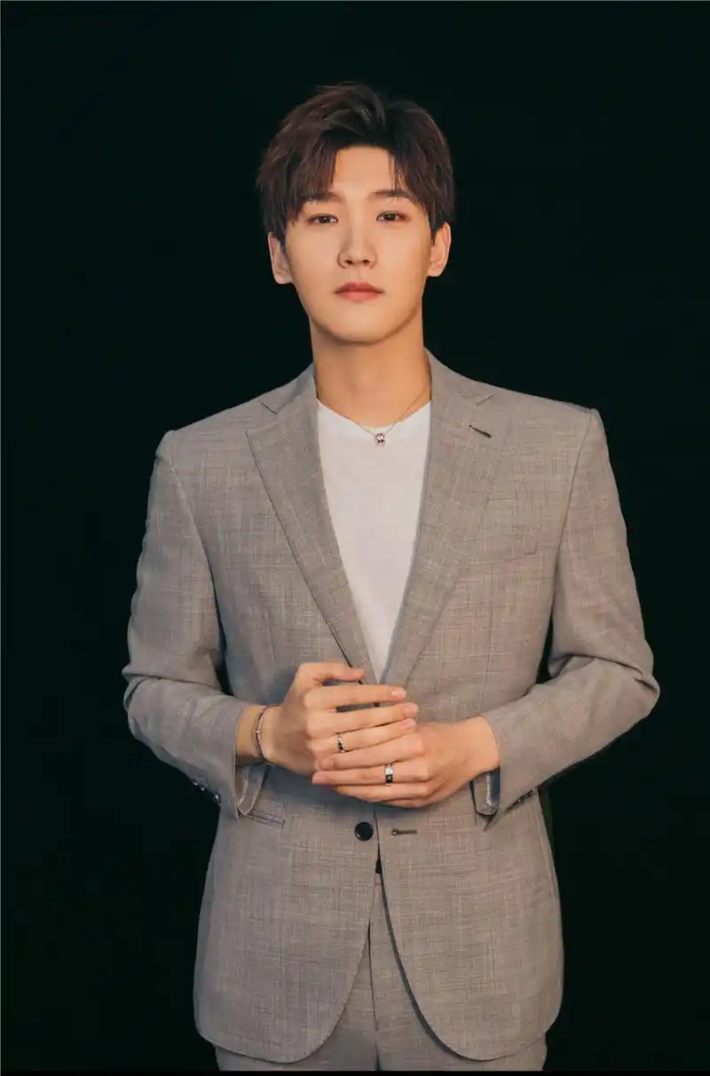 邢昭林亮相大连某活动灰色西装雅致从容