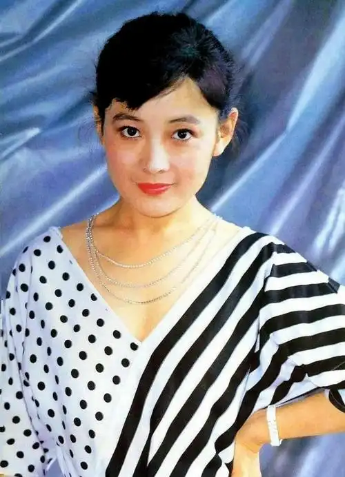 娜仁花:蒙古族三朵金花之一,40岁结婚,42岁高龄为小丈夫生儿子