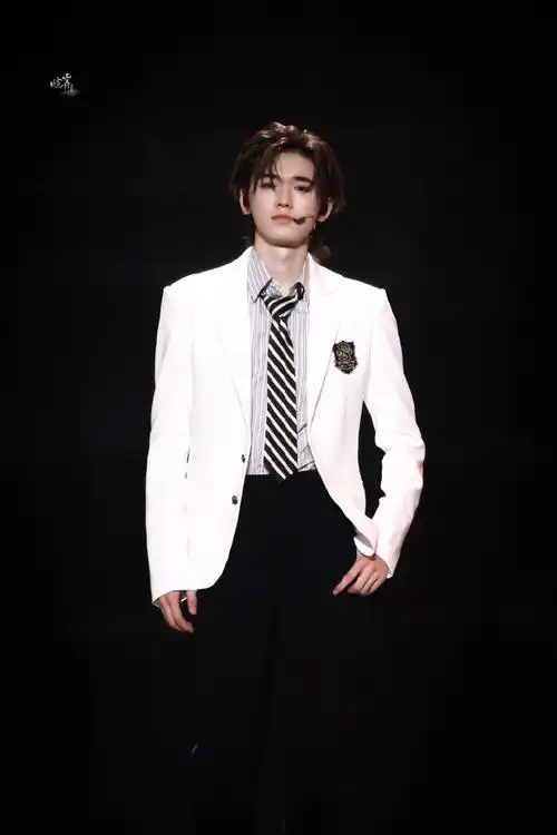 宋亚轩楼外楼演唱会##时代少年团叁重楼暨出道四周年演唱会##时代