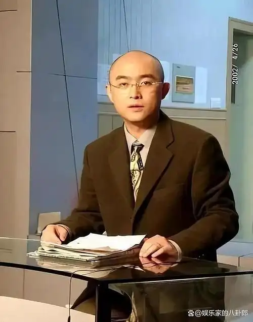 深受观众喜爱,被亲切地誉为"光头主持人"