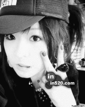 各位给一张可爱漂亮的非主流女生动态闪图,是要做个性头像的!