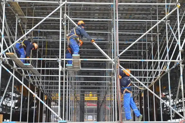 图为组块总装区脚手架搭设现场.