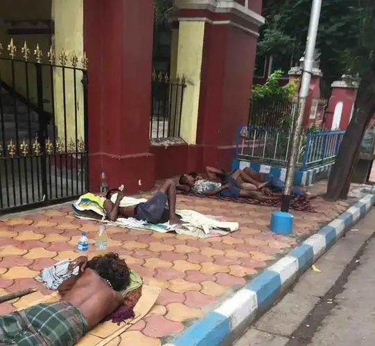 自从近两年当地政府在路边建了露天公厕后就少了随地大小便,以前都是