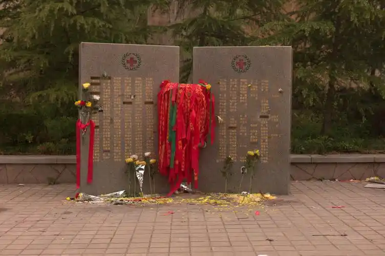 姚贝娜墓前花团锦簇 人们没忘记这个音乐天使 - 娜样芳华资讯网