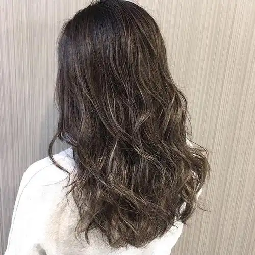 不一样的水波纹发型很受欢迎