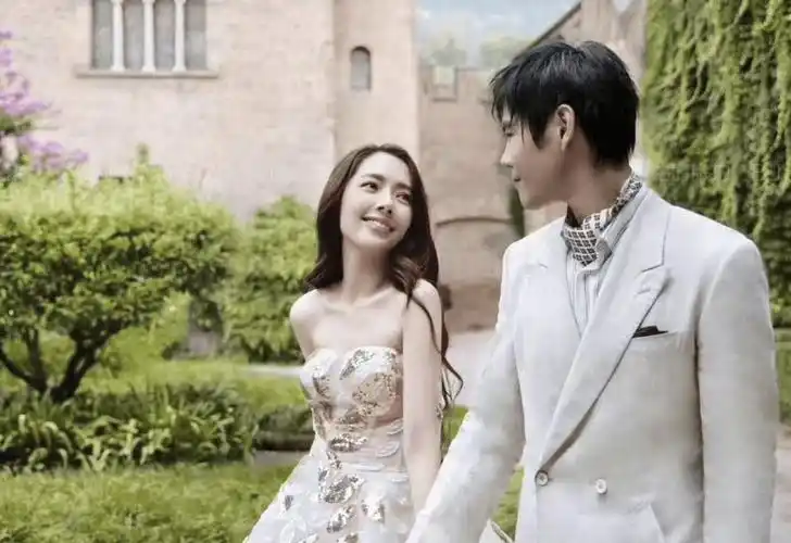 向佐坦然面对郭碧婷老公标签