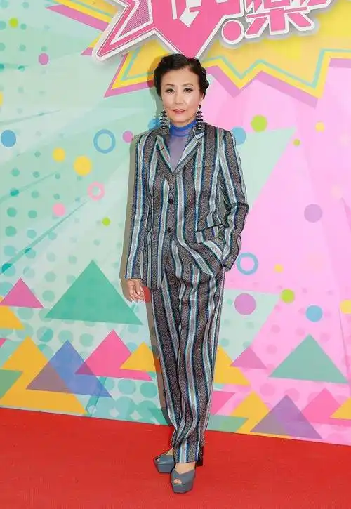 汪明荃真是不老女神,穿黑色一字肩上衣搭配白色长裤,高级又减龄_气质