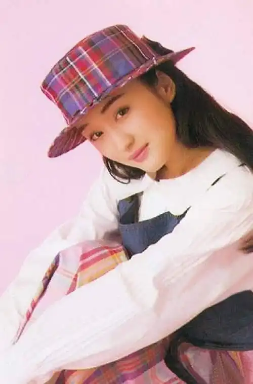 48岁杨钰莹不服老,梳齐刘海搭配旗袍扮嫩,还拿腰带勒出小蛮腰