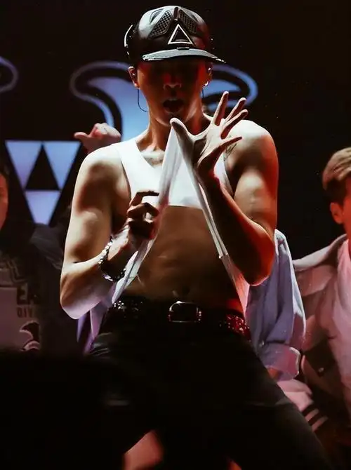 衣服被随意掀起,露出了那若隐若现的腹肌,真是帅气十足啊!