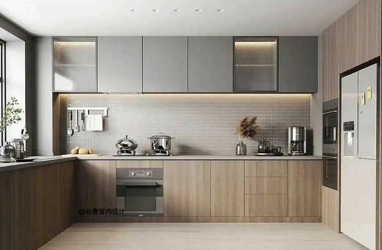 厨房的时候,要考虑美观度和实用性,橱柜的颜色以及设计就显得极为重要