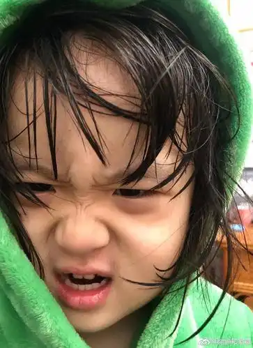 求类似这种搞怪小女孩儿的头像耶