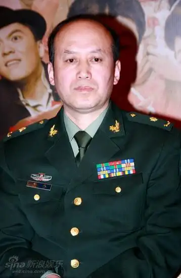 图文日出义卖演员郭达在沉思