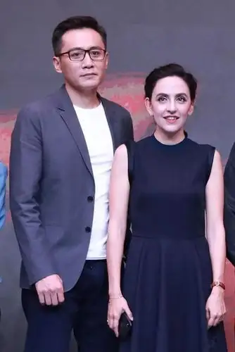 刘烨妻子安娜40岁反而更美穿连衣裙素雅低调颜值惊艳气韵不俗