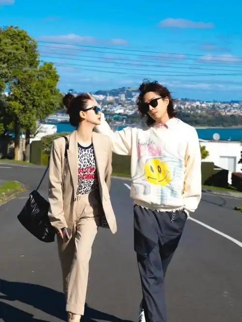 data-w="700" data-h="1055">不得不说,戚薇与老公李承铉的结合