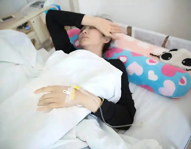 李冰冰住院照曝光 痛苦捂嘴咳出血