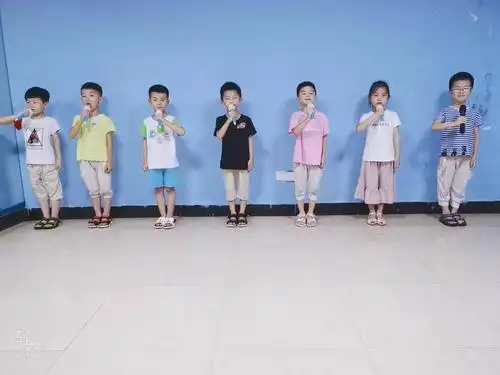 对每一个主持人而言,优美的站姿比语言的标准更重要!