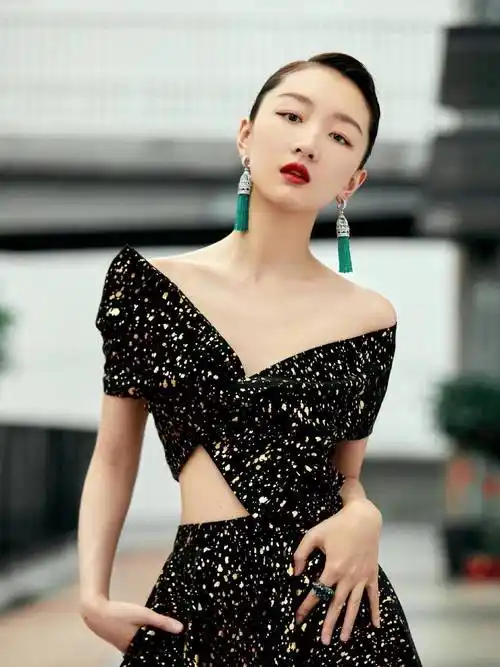 周冬雨的平板身材好高级,穿黑底鎏金斜v领礼服裙,美出新高度_剪裁