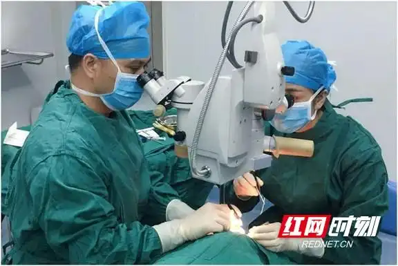 女儿斜视五年后手术矫正 贫困单亲妈妈重见笑靥