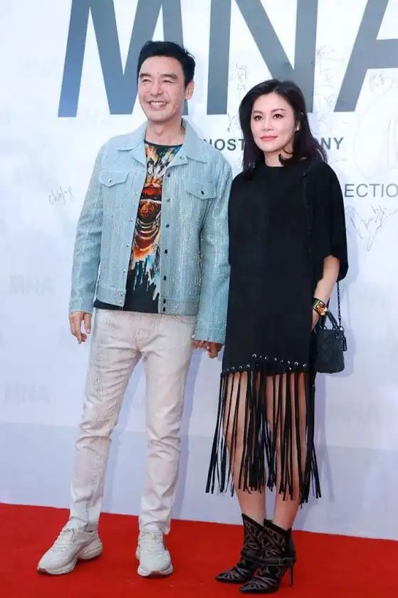 钟镇涛与小12岁娇妻同框,范姜穿"大红"连衣裙亮相,真不像60后