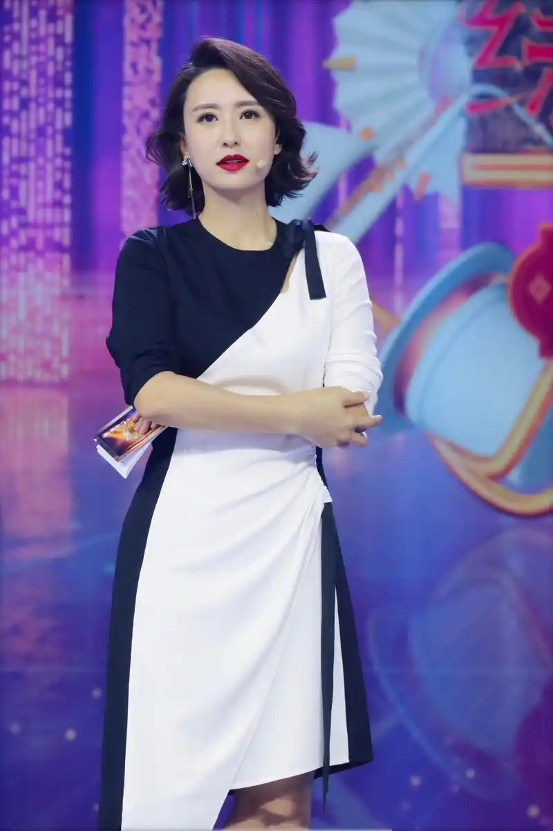 张蕾终于不低调了,穿灰色亮片连衣裙配银色腰带,40岁气质好出众