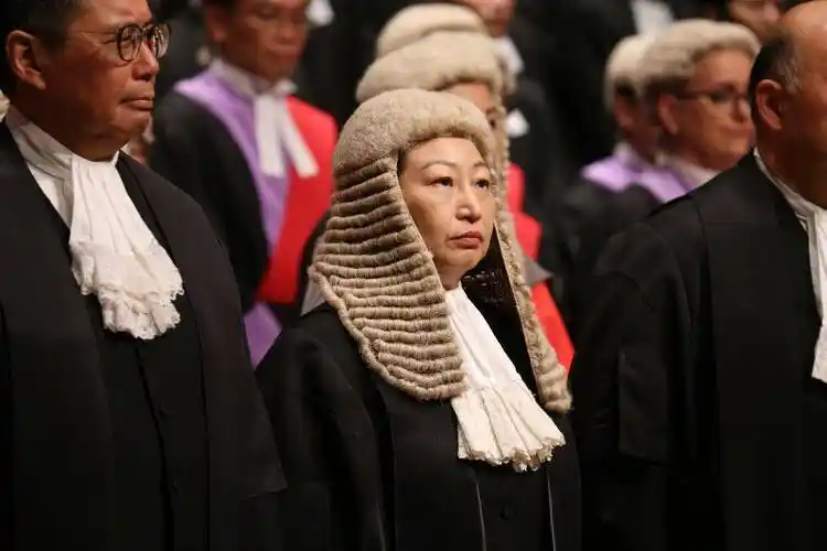 法庭为什么要戴假发香港法官戴假发套