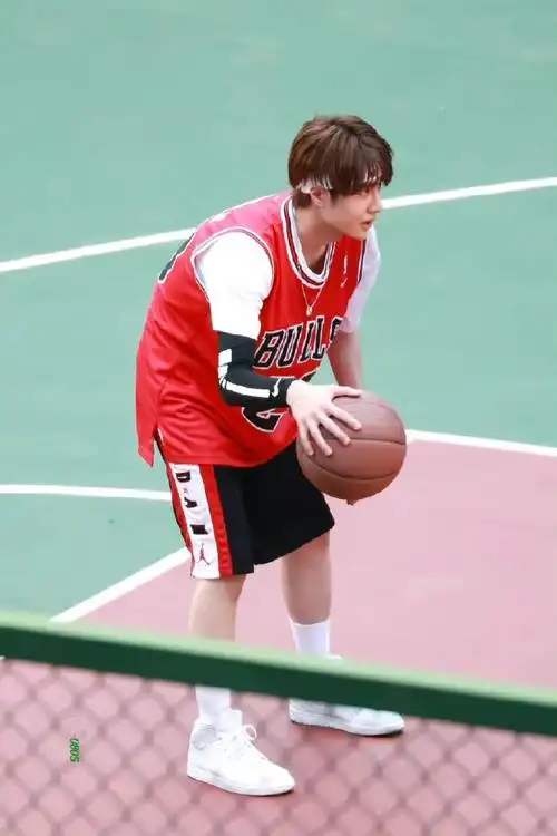 来看看是不是你暗恋的校草出来打篮球了,好像叫季向空@uniq-王一博