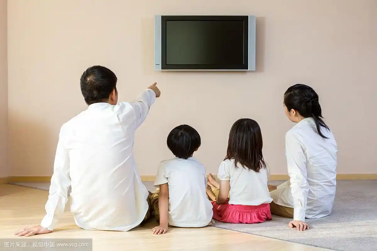 一家人在家里看电视