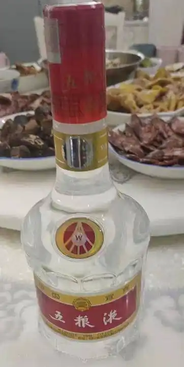 高端白酒持续火热,你的朋友圈有几瓶茅台?"茅五泸"三分年夜饭