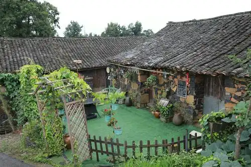 享受天伦之乐的农家小院.
