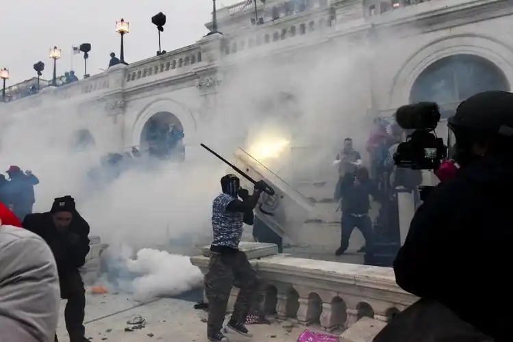 当地时间1月6日,美国国会大厦发生骚乱