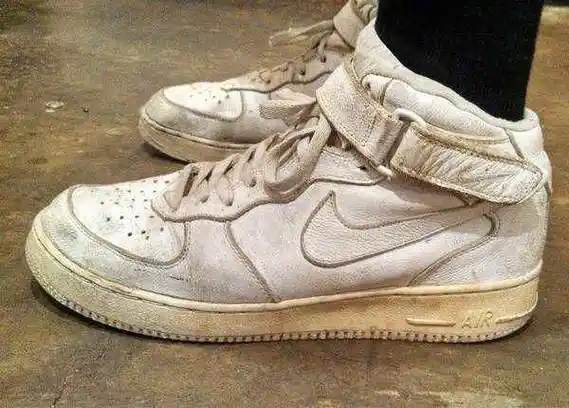 鞋子太臭想扔掉,不如学学怎么除味,这样做没异味还舒服