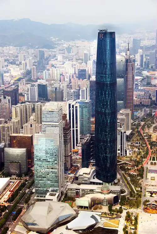 这个深蓝色的高楼就是437米高的广州国际金融中心,人称"水桶腰"(拍.