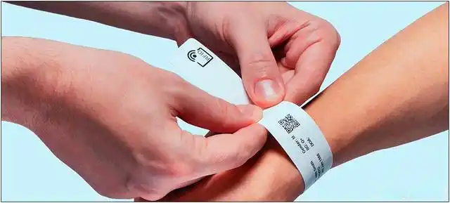 医院为患者部署支持 rfid 的按需打印的智能手环