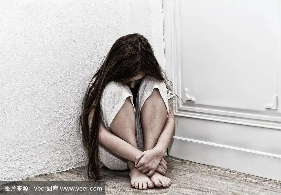 小女孩在角落里哭.暴力的概念.