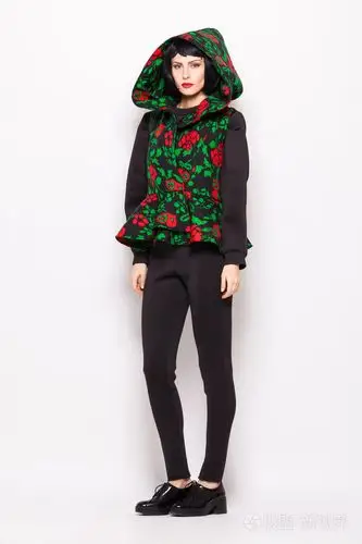 年轻的黑发女人,构成时尚与现代的衣服