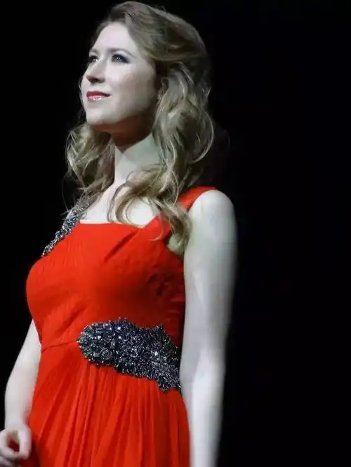 屡屡"跨界"的表现获得好评如潮,因而此次邀请"跨界歌后"海莉·韦斯特