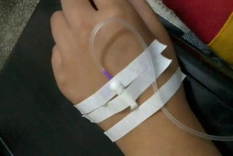 妻子生病打点滴丈夫跪半小时喂米线网友让我相信有真爱