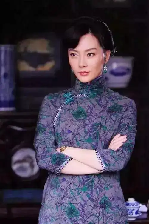 从60后张曼玉到90后关晓彤女明星身上的旗袍从古典精致变得雷人
