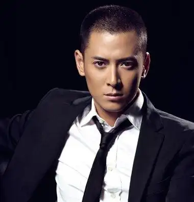 今年就变成了至极简单的光头发型,头发全部剃掉,打造霸气高冷形象,很