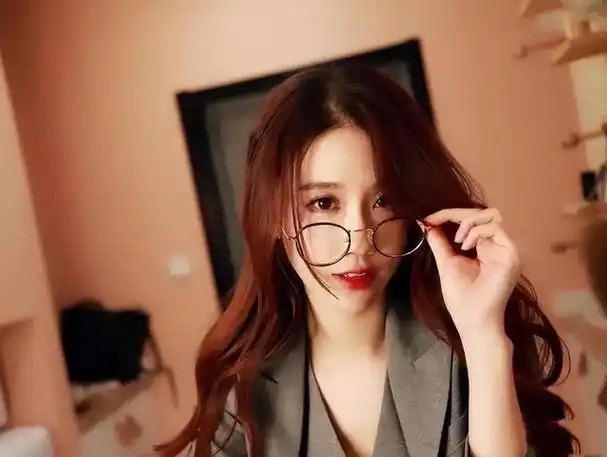 最近网络上流传着一些美女主播的自拍照,这些照片引起了很多人的关注