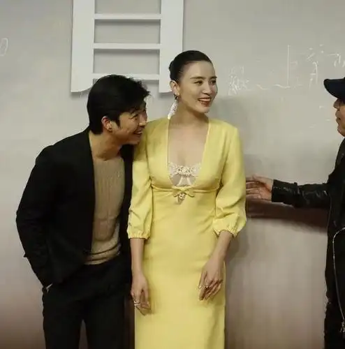 宋佳助阵新片太卖力,穿v领礼服大秀性感,露出蕾丝内衣太清凉