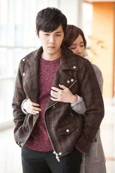 《百年新娘》曝剧照 杨真诚背后抱李洪基