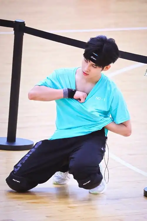 张真源夏季运动会生图