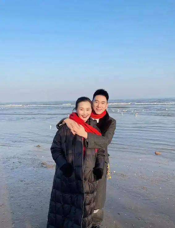 林依轮老婆西华:女神节晒美照,身穿红色新中式端庄大气,真高雅