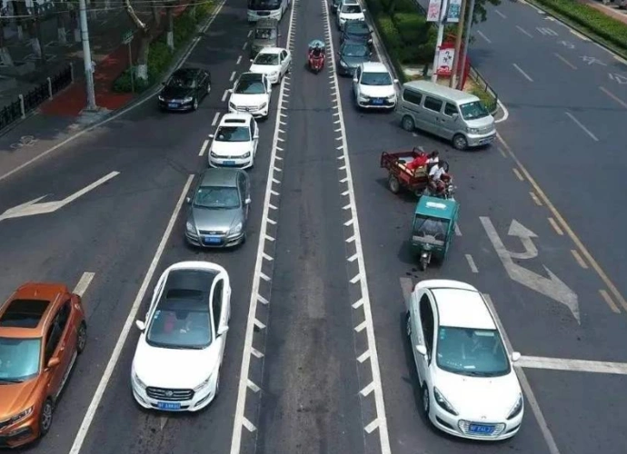 锯齿状车道有什么作用,可以压线变道吗?听老司机给你科普!