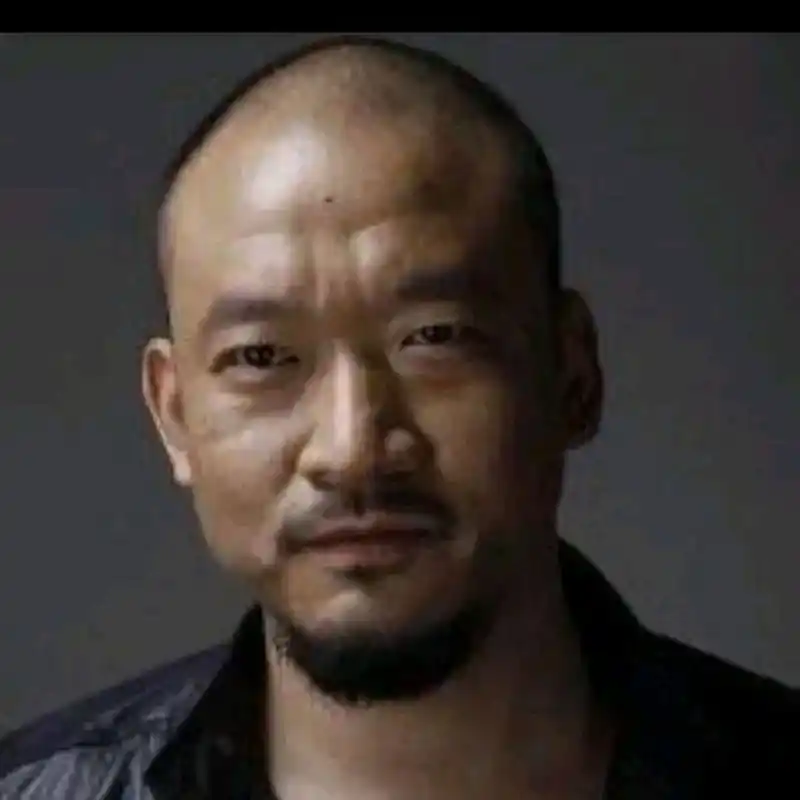 大家都叫他"斌子",河北人,长相粗犷凶悍,身高一米