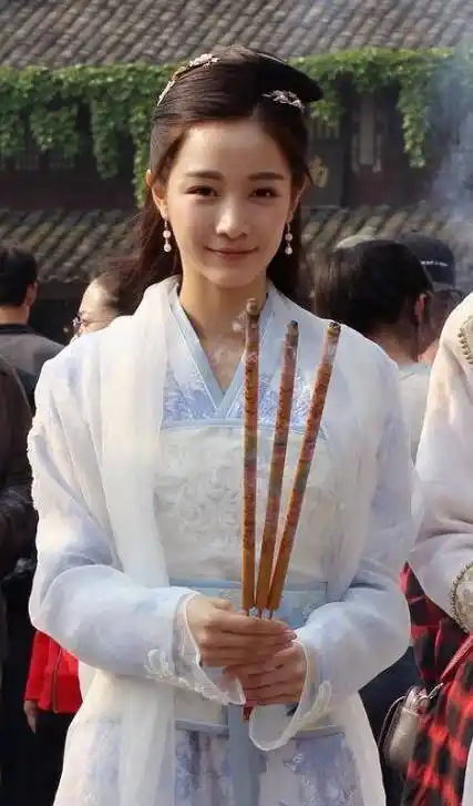 于正晒新剧女主吴谨言秦岚张南照片,实在太美了!_亲姐妹_造型_旗袍